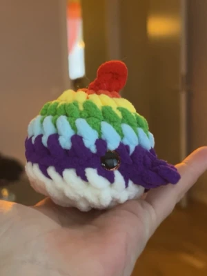 Val - Virkad val i regnbåge, virkat av mig