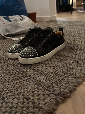 Intresse koll! Lägg prisförslag Camoflauge - Bra skick genuint| Storlek:41 | Färgen är camouflage skriv för mer frågor eller funderingar 