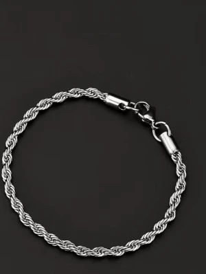 Silverfärgat tvinnat armband - Snyggt armband i silverfärg med tvinnad kedja och klassiskt karbinlås. Perfekt accessoar för dig som gillar stilrena och moderna detaljer. Tillverkat i metall med en glansig finish som ger en exklusiv känsla.