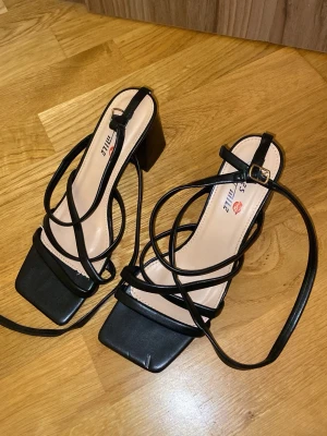 Svarta sandaler med klack - Köpta utomlands. Använda inomhus få gånger. Storlek 38.