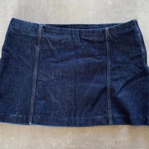 Lågmidjad jeanskjol - Snygg mörkblå kort jeanskjol med låg midja ifrån HM. Den är använd ett par gånger men är i väldigt bra skick, storlek 36.❤️