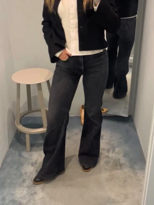 Mother jeans - Grå/svarta jeans från Mother. Modellen är ”The hustler roller heel”, upplagda några cm. Innebenslängden är 84cm. W25. Slitna längst ner vid hälarna. Nypris 4500kr. 