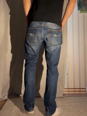 Nudie Jeans 32/32 - Säljer nu dessa galet feta Nudie Grim Trim Jeansen storlek 33/32 men skulle säga att de mer är som 32/32 Modellen är 188cm och väger 78kg  Total längd: 104 Benöppning: 19 Midja: 43  Priset kan som alltid diskuteras, hör av er vid minsta fundering! Mvh Charlie