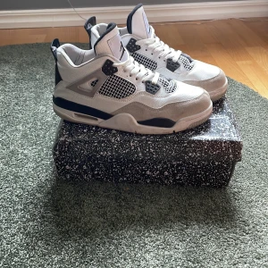 Jordan 4 military black  - Säljer pga inte används längre. De är storlek 42. De är rep$. Högra sulan sitter löst. Låda finns ej