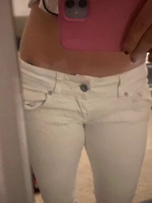 Vita low waist jeans  - Säljer mina super fina vita lågmidjade jeans från vila🥰 De har npn fläck längst ner av byxorna men annars är de bra❤️ pris går såklart att diskutera!!
