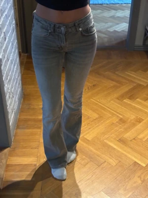 Ljusblå bootcut jeans - Säljer ett par ljusblå bootcut jeans med klassisk femficksdesign och låg midja. Jeansen har en lätt tvättad look 