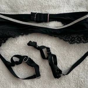 Svart spets-bh med strassdetaljer - Beth strumpbsndbehållare. Ny pris 329kr