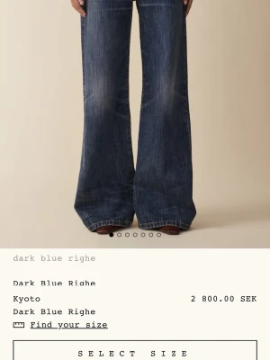 Jeanerica Dark Blue Righe utsvängda jeans - Säljer ett par mörkblå utsvängda jeans från Kyoto, modellen Dark Blue Righe. Jeansen har klassisk femficksdesign, markerade sömmar och snygg tvätt med slitningar. 