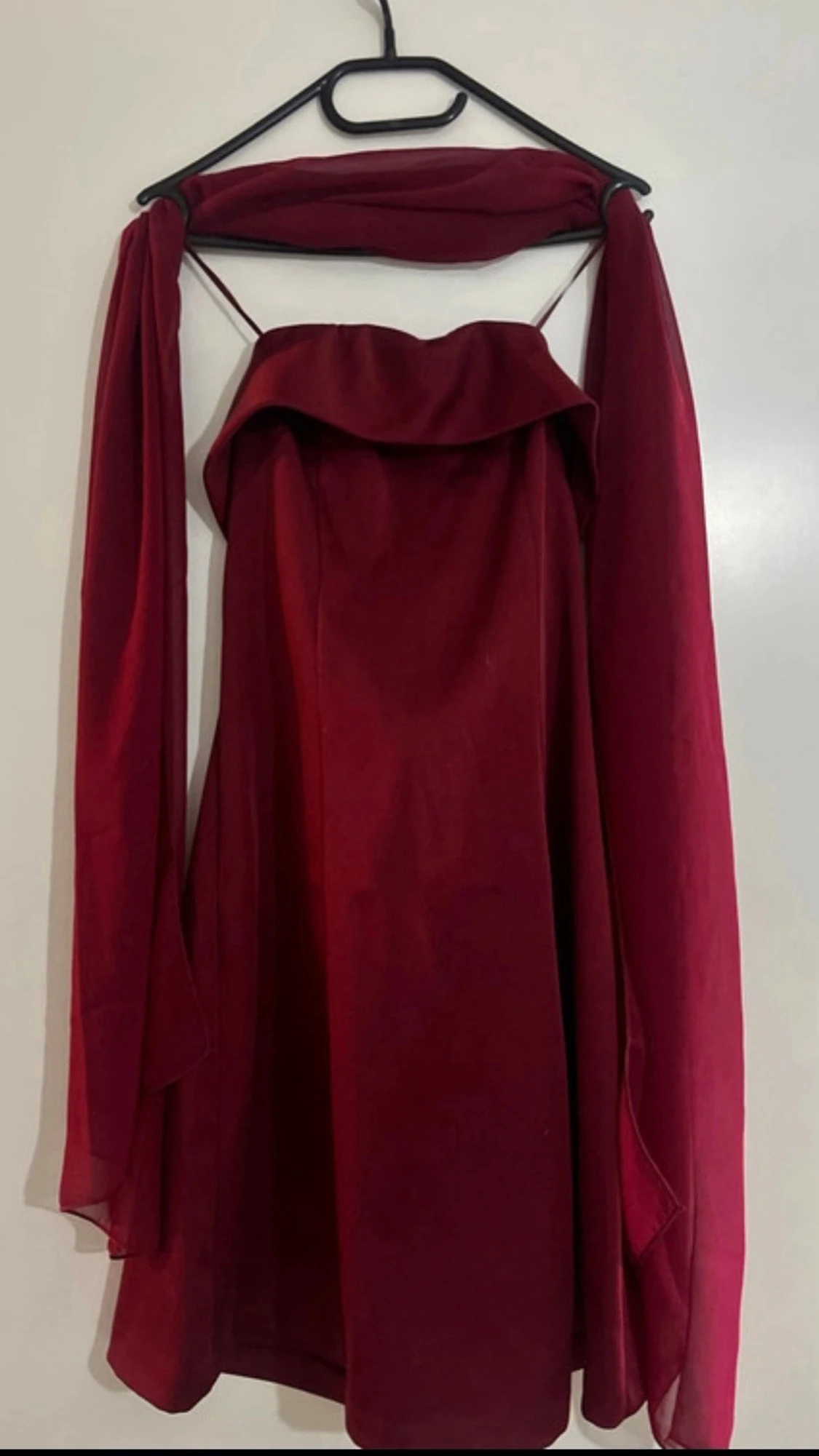 Vinröd axelbandslös klänning