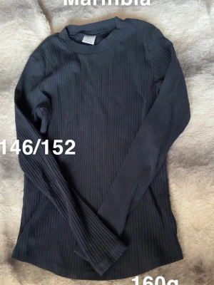 Marinblå långärmad topp - En marinblå långärmad topp med rund hals. Perfekt att styla med jeans eller kjol för en clean look.🌸 Fint använt skick. Storlek 146/152