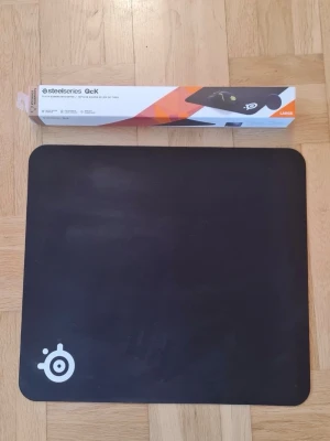 SteelSeries QcK Gaming Mousepad Large - Helt fungerande musmatta i använd skick. Storlek Large. 