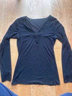 Svart Intimissimi topp - Snygg kashmir topp från intimissimi, varsamt använd och har inga defekter utöver att den är lite nopprig, annars är den i fint skick! Storlek S