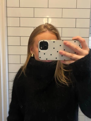 Svart polotröja stickad - Säljer min svarta stickade polo tröja från hm i storlek xs.