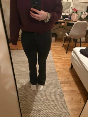 Svarta jeans  - Svarta bootcut jeans 