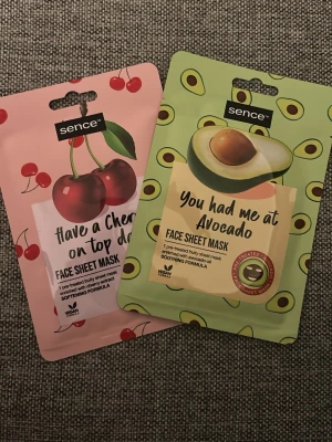 Sence ansiktsmasker körsbär & avokado - Två ansiktsmasker från Sence i färgglada förpackningar, en med körsbärsextrakt och en med avokadoextrakt. Maskerna är veganska och kommer i arkmask-format. Perfekta för dig som vill boosta huden med fruktiga ingredienser och mjukgörande formula.