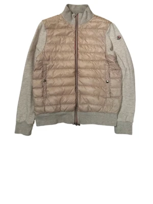 Moncler cardigan  - Snygg beige quiltad cardiganjacka från Moncler . Väldigt bra skick Strl M