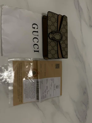 Fin tjej väska  - Fin tjej väska i färgen beige. Man kan välja om man vill ha den som axel väska eller bara hålla i den 