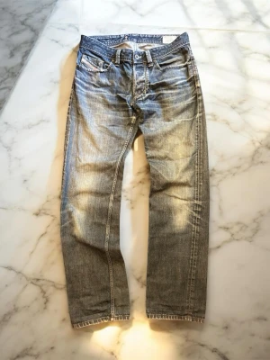  Diesel Archive jeans -  Säljer på riktigt feta diesel archive jeans i storlek 32 / 34. Rak / lös passform. Hör av dig vid minsta fundering och jag fraktar alltid inom 24 timmar! Pris kan diskuteras vid snabb affär.☺️