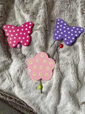 Hängare  - Söta hängare från Jabadabado två fjärilar och en blomma 🌸 lite slit kan ses vid närmare inspektion men i överlag bra skick