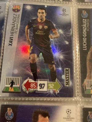 Champions League spelkort Xavi Hernández master” 2012/2013 - Samlarkort från Champions League med Xavi Hernández i FC Barcelonas mörkblå matchställ. Kortet har holografiska effekter, spelarstatistik och texten 'MASTER'. Perfekt för dig som gillar fotboll och samlarkort.