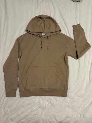 Beige hoodie  - En oanvänd hoddie som är i jätte fint skick och inga skador överhuvudtaget jag säljer den billigt för den tar upp mycket plats i garderoben. 