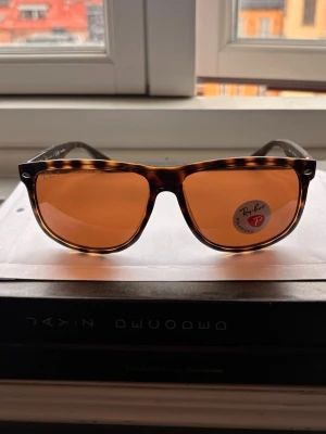 Rayban ”Boyfriend” polarized - Påskerbjudande🐣Helt nya Ray-Ban “Boyfriend” Polarized. De är oöppnade med alla etiketter kvar och  allt som syns på bild ingår. Säljs för endast 549 kr. Erbjudandet gäller till fredag 23:59