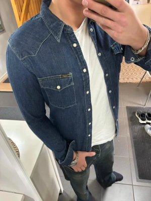 Lee Skjorta - Ler Skjorta i storlek S. Pris 349, skick 9/10! Fraktar samma dag!