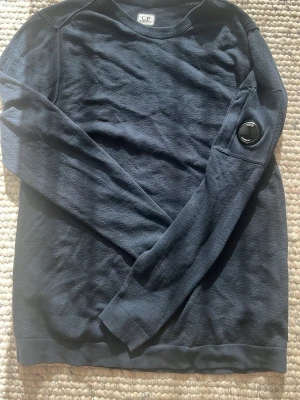  sweatshirt C.P. Company - Säljer en fet tröja från CP Company, tröjan är i storlek 48 vilket motsvara ca S-M, tröjan är knappt använd. Vid funderingar hör av er 📦💵⭐️