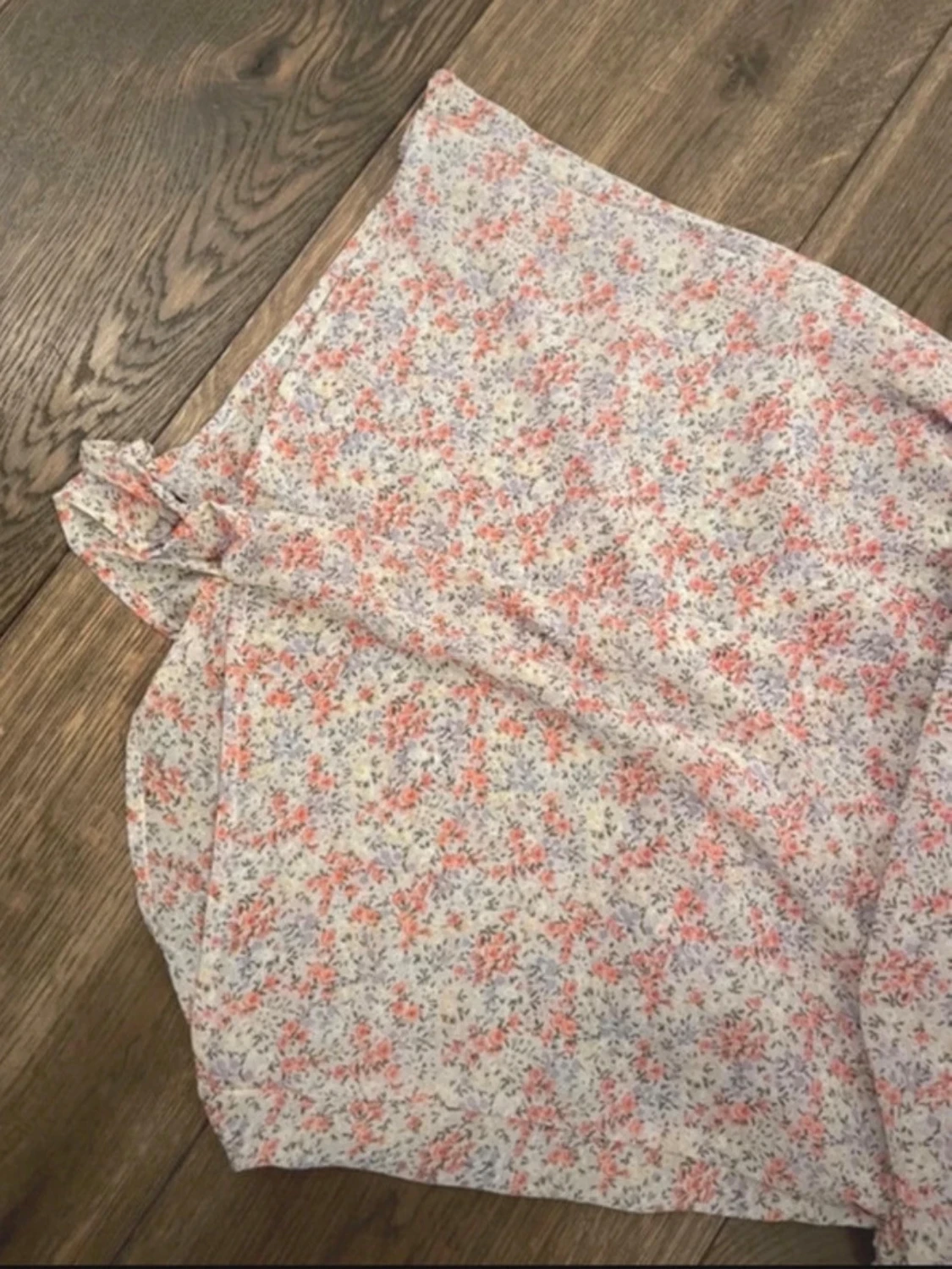 Blommig kortklänning med v-ringning - 3