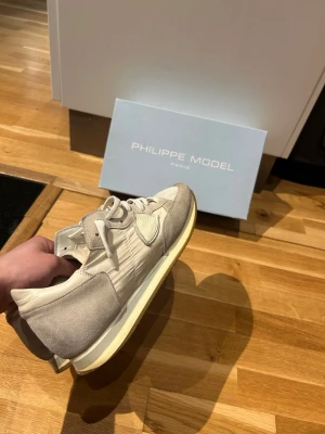 Philippe Model  - Philippe Model skor i bra skick snygga till våren sköna att rocka till vardagen :) size 43 box ingår, defekt på box men skorna är i bra skick lite smutsiga går att fixa lätt samt lite heal drag inte mycket alls! 👀