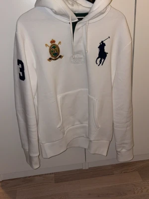 Vit hoodie från Polo Ralph Lauren - Säljer en helt ny aldrig använd, riktigt snygg å unik Ralph lauren Hoodie i strl M. Som sagt helt ny aldrig använd köpt på Ralph Lauren butiken i New York så den är lite svår att få tag på. Ny pris ca 2899 mitt pris 1000!