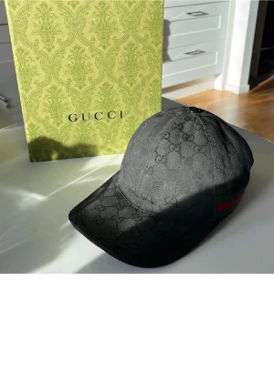 Svart keps från Gucci med monogram - Säljer en svart keps från Gucci pga av den aldrig kommer till användning kom priv för fler bilder eller frågor! OBS pris är inte hugget i sten