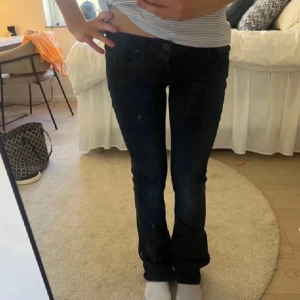 Svarta LTB valerie jeans - Supersnygga low waist bootcut jeans från märket LTB i modellen ”valerie”. De är insydda i grenen men i övrigt i gott skick!Innerbenslängden är 81cm och midjemåttet är 34cm! 🩷