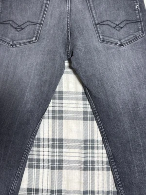 Grå jeans från Replay - Snygga grå jeans från Replay med slitna detaljer, storlek 32 i midjan och 30 på längen