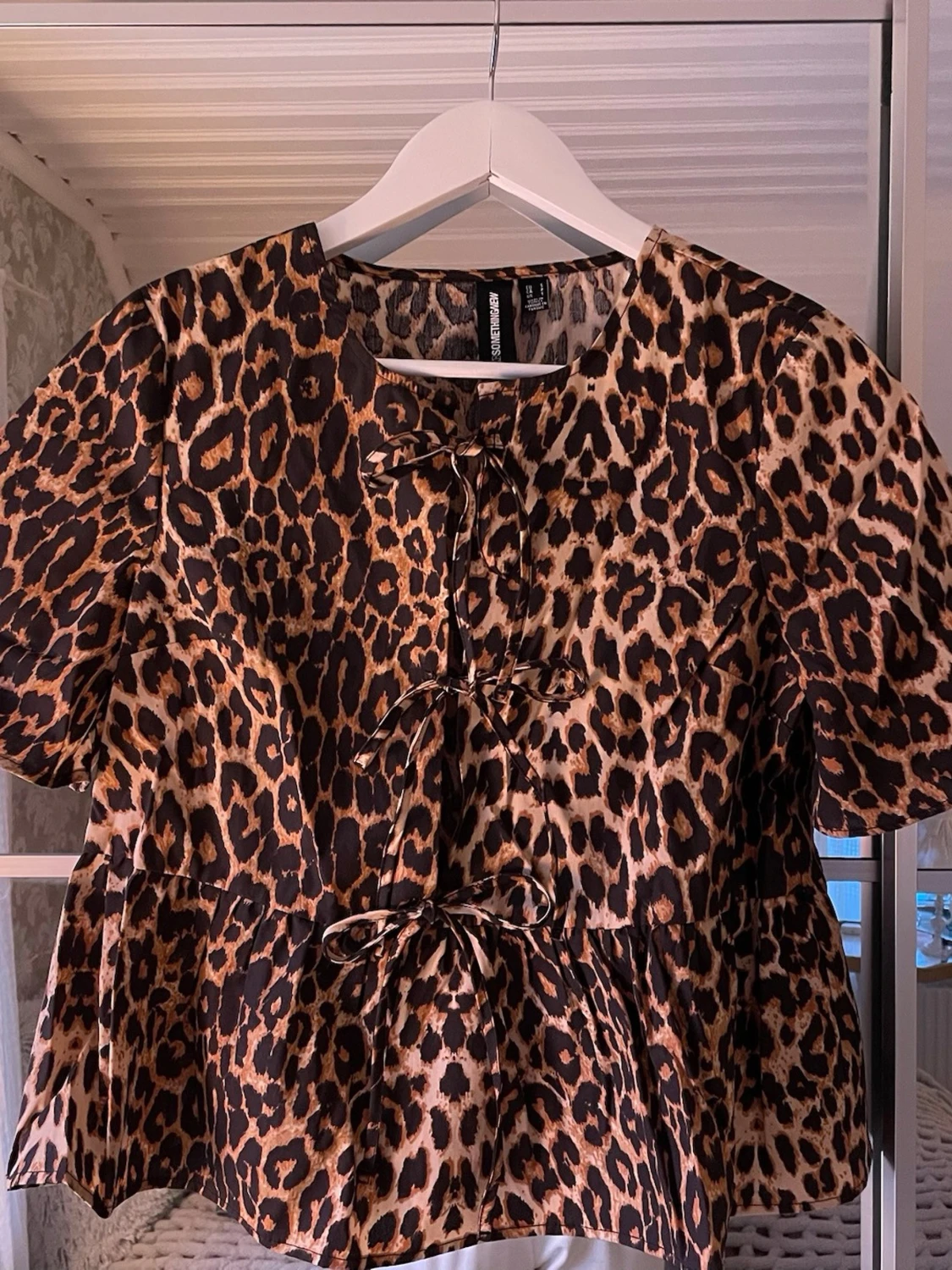 Leopardmönstrad blus med knyt