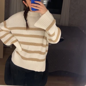 Randig tröja - Säljer denna tröja ifrån ginatricot.  Endast använd ett fåtal gånger Köpt för ca 450kr  Köparen står för frakten