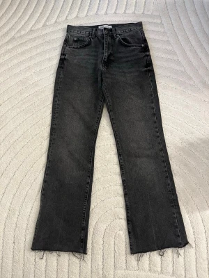 Zara jeans - Säljer då de inte kommer till användning.
