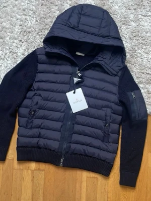 Cardigan - Helt ny, aldrig använd med alla tagsen och etiketterna på jackan och som ingår självklart. Mon Påse kan oxå fixas vid önskemål. Riktigt stilren jacka som ger mycket komplimanger. Säljer för att den tyvärr är för liten för mig