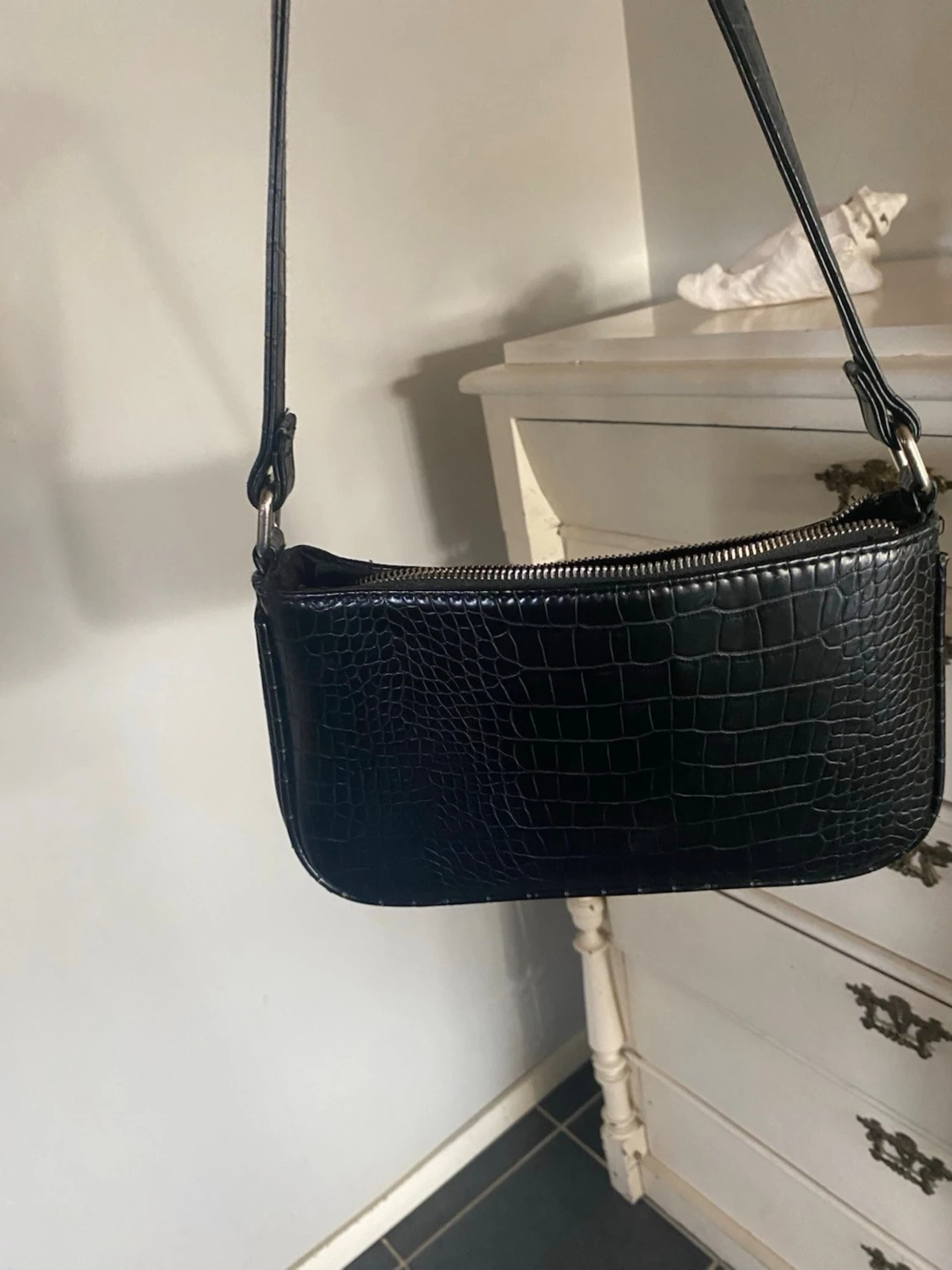 Svart axelväska i crocopräglat skinn - 1