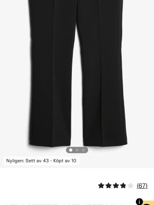 Svarta kostymbyxor från BikBok i storlek 34 i petite - Snygga svarta kostymbyxor från BikBok I storlek 34 petite! med pressveck och raka ben. Byxorna har en klassisk look och är tillverkade i ett mjukt, vävt material som ger en stilren siluett. Perfekta att matcha med en skjorta eller kavaj.