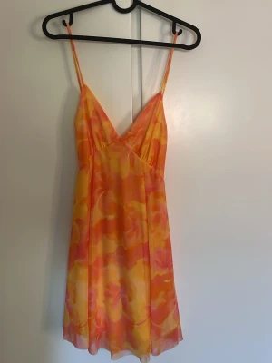 Somrig klänning - Superfin klänning från Zara🌺🌸🌼Helt oanvänd med prislappen kvar. Storlek M men passar en person med storlek S också. Skriv privat för bilder💖