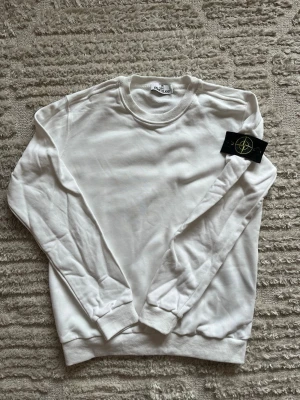 Vit sweatshirt från Stone Island - Säljer en clean vit sweatshirt från Stone Island den blev köpt som en present till mig så är inte hundra på om den är äkta är i storlek M/L Skriv om du har funderingar 🥂