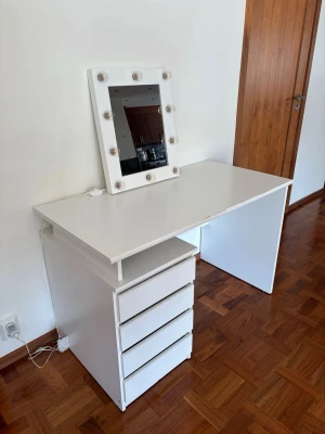 Vit sminkspegel med LED-lampor - Säljer ett sminkbord med tillhörande sminkspegel – perfekt för dig som vill ha en egen sminkhörna hemma. Spegeln har belysning och en extra glödlampa ingår.  Det går även bra att köpa bord eller spegel separat vid intresse, då kan vi diskutera pris.  Observera att bordet har en mindre skada (se sista bilden), men det påverkar inte funktionen och det är fortfarande fullt användbart.