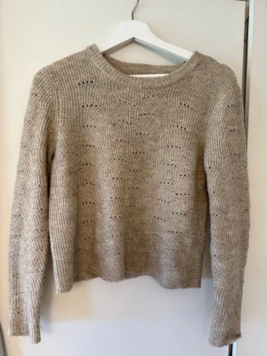 Stickad tröja - Beige stickad tröja från only i nyskick 