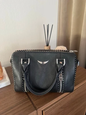  Zadig & Voltaire handväska sunny - Köpte för ett år sedan, sparsamt använd och i väldigt bra skick💕