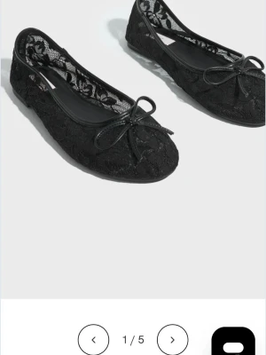 Spetsballerinaskor med rosett - Säljer ett par ballerinaskor i spets med söt rosett framtill. Säljer mina helt nya svarta par,med rundad tå och låg sula. Skorna har ett romantiskt mönster i spetsmaterial som ger en feminin touch. Dem Perfekta sommar skorna till jeans eller kjol för en trendig look. Har endast testats en gång🥰