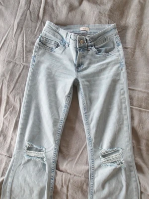 Jeans - Så fina jeans som tyvärr inte kommer till användning, de är i nytt skick.                 Midjemåttet: 34cm Innerbenslängd: 79cm.                  Nypris 700