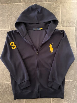 Ralph Lauren Zip Up - En riktigt fet Ralph Lauren zip up med big logo! Den är knappt använd och är i fint skick! Den är storlek L men är snarare M i storleken! Skriv om du har frågor!