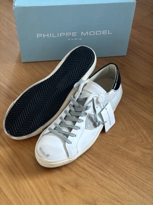 Vita Philippe Model skor storlek 44 - Snygga vita Philippe Model skor. Aldrig andvända helt nya 