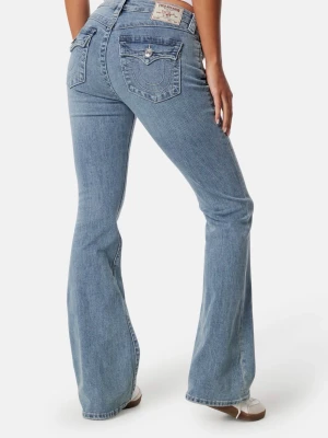 Blå bootcut jeans från True Religion - Säljer ett par ljusblå bootcut jeans från True Religion med klassiska fickor och snygga sömdetaljer bak. Jeansen har en hög midja och ikonisk logopatch på baksidan. Perfekt för dig som gillar en avslappnad och trendig look.